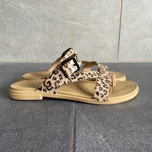 Crocs Tulum Flip Flop Sandal Size 7 Wide Leopard Print Buckle Strap